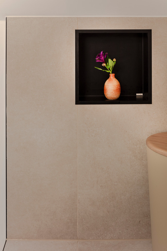 Inspiration för små moderna brunt badrum med dusch, med luckor med lamellpanel, skåp i mellenmörkt trä, en kantlös dusch, en toalettstol med separat cisternkåpa, beige kakel, stenhäll, vita väggar, ett fristående handfat, träbänkskiva, beiget golv och med dusch som är öppen