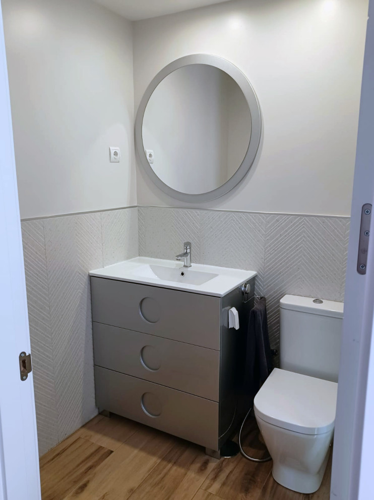 Ejemplo de aseo actual de tamaño medio con puertas de armario blancas