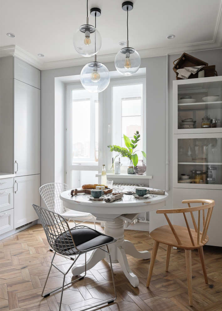 Exempel på ett mellanstort modernt vit vitt l-kök, med en enkel diskho, luckor med profilerade fronter, bänkskiva i koppar, flerfärgad stänkskydd, stänkskydd i keramik, rostfria vitvaror, mellanmörkt trägolv och brunt golv