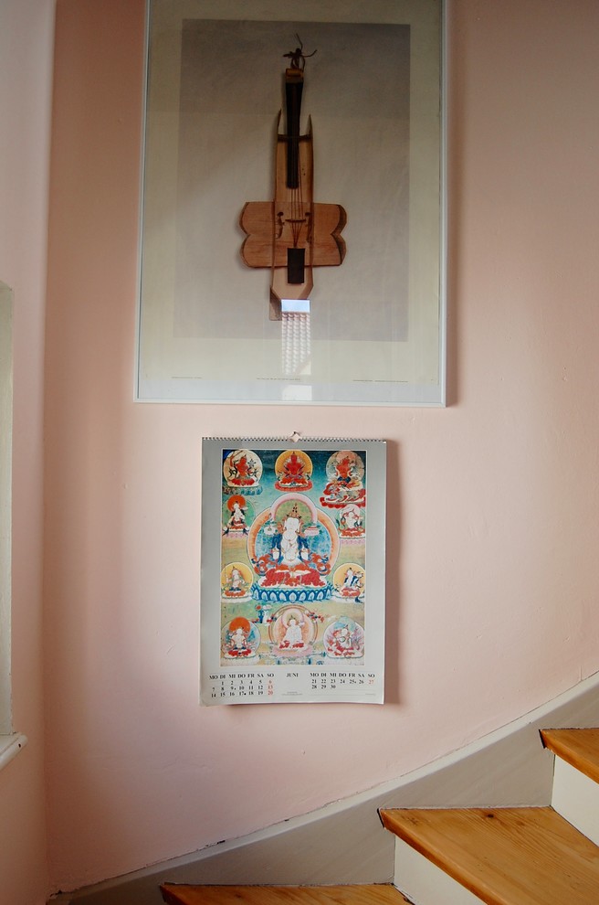 Kleine Moderne Holztreppe in L-Form mit gebeizten Holz-Setzstufen in Stuttgart