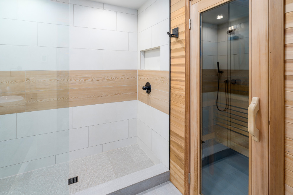 Ejemplo de sauna tradicional renovada con ducha abierta, baldosas y/o azulejos beige, imitación madera, suelo de baldosas de cerámica, suelo beige y ducha con puerta corredera