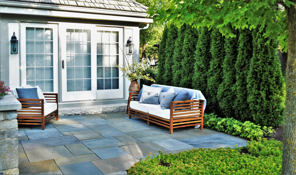 Foto de patio clásico renovado pequeño sin cubierta en patio trasero con adoquines de piedra natural