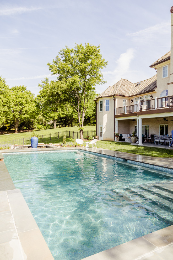 Источник вдохновения для домашнего уюта: большой прямоугольный бассейн на заднем дворе в классическом стиле с покрытием из каменной брусчатки