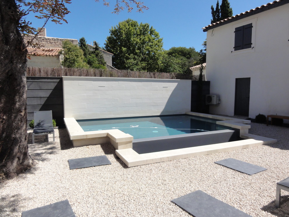 Inspiration for a small contemporary courtyard infinity pool in Marseille with gravel.