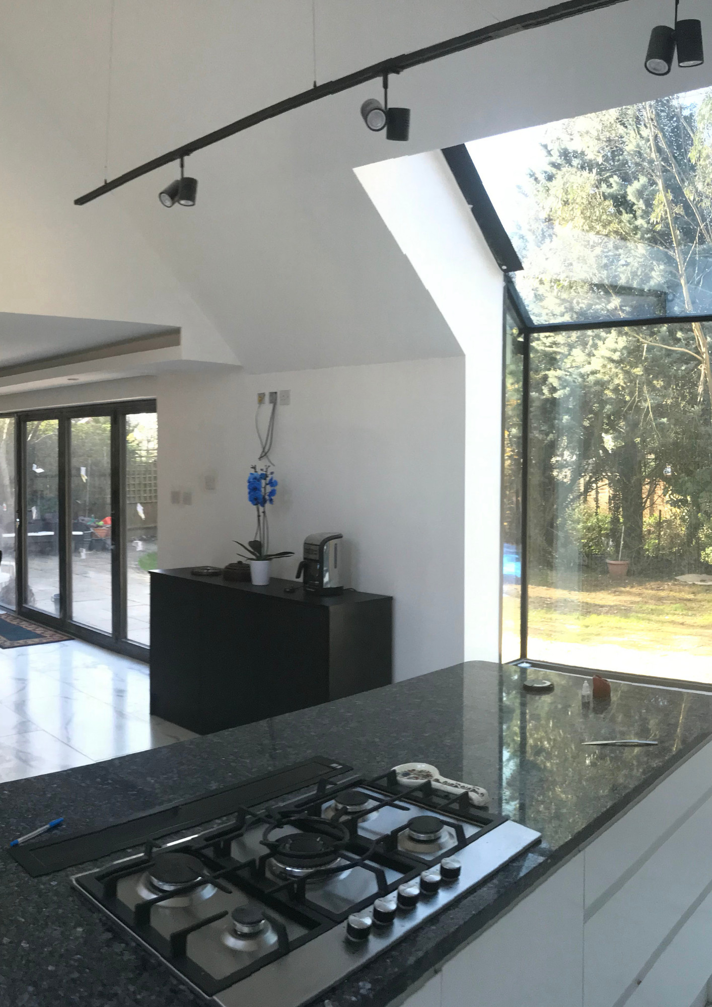 Garage conversion in a beautiful large kitchen with an oriel window towards the garden