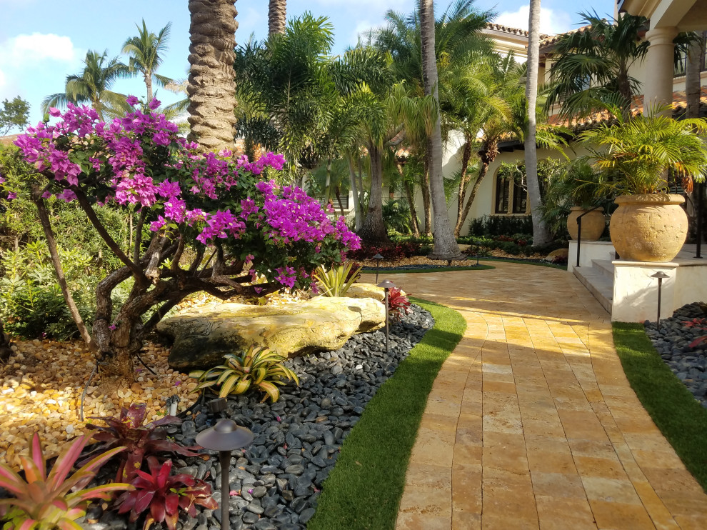 Esempio di un ampio giardino chic esposto a mezz'ombra davanti casa con pavimentazioni in pietra naturale