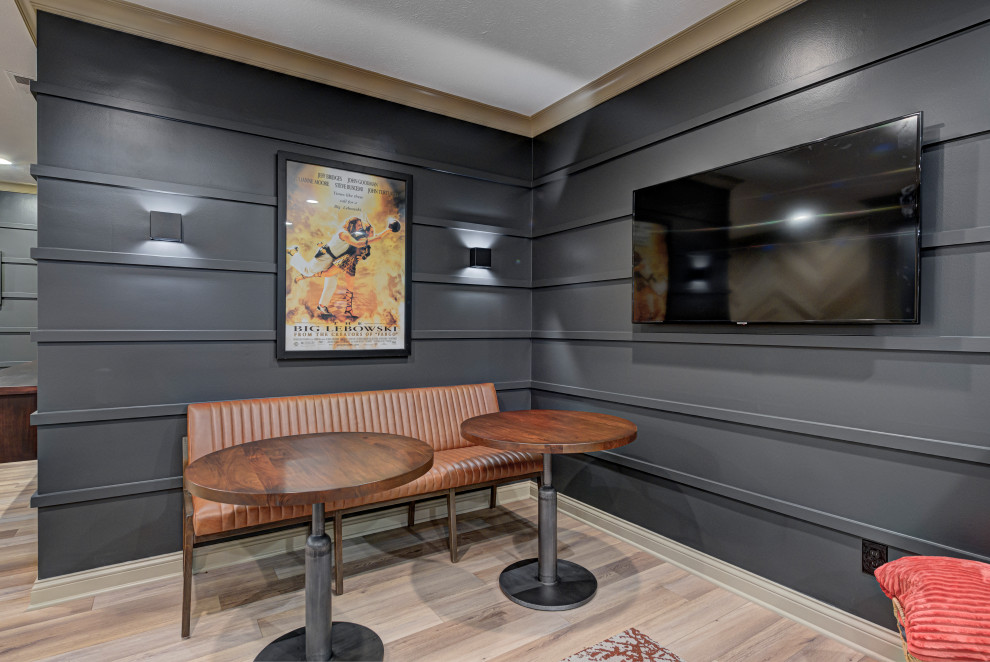 Mittelgroßes, Abgetrenntes Modernes Wohnzimmer mit grauer Wandfarbe, hellem Holzboden, braunem Boden, Wandpaneelen und TV-Wand in Indianapolis