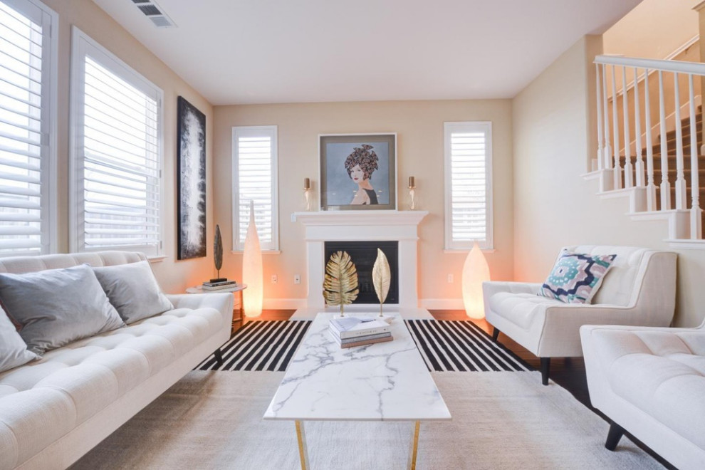 Foto di un soggiorno minimalista di medie dimensioni e aperto con pareti bianche, pavimento in legno massello medio, pavimento marrone, camino classico e cornice del camino in legno