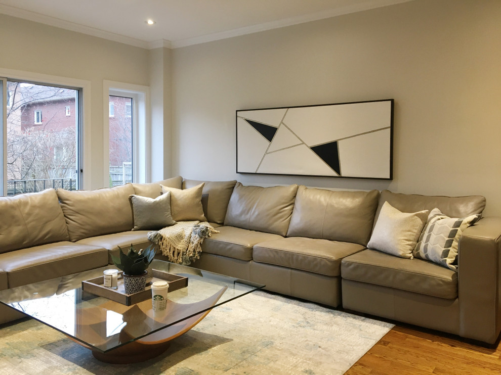 Example of a transitional home design design in Toronto