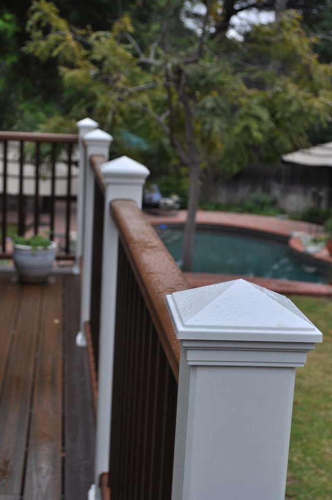 Example of a transitional home design design in Los Angeles
