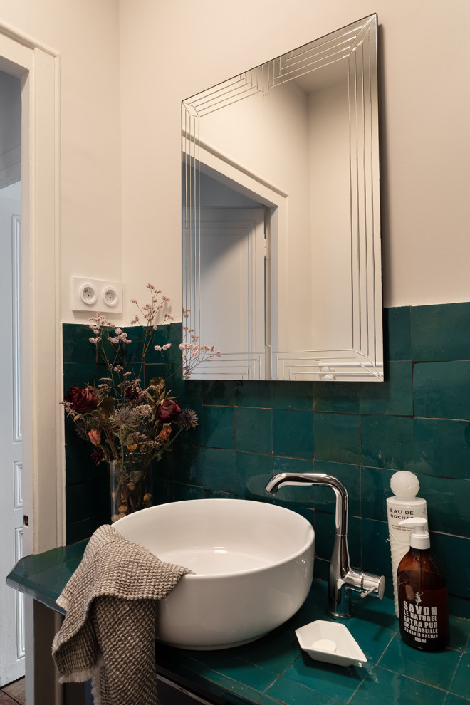 Idéer för eklektiska grönt badrum med dusch, med luckor med profilerade fronter, svarta skåp, en dusch i en alkov, grön kakel, vita väggar, skiffergolv, ett konsol handfat, kaklad bänkskiva, grått golv och dusch med skjutdörr