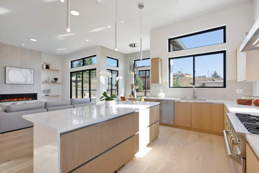Example of a large minimalist u-shaped medium tone wood floor, beige floor and coffered ceiling eat-in kitchen design in San Francisco with a single-bowl sink, flat-panel cabinets, medium tone wood cabinets, quartz countertops, gray backsplash, porcelain backsplash, stainless steel appliances, an island and white countertops