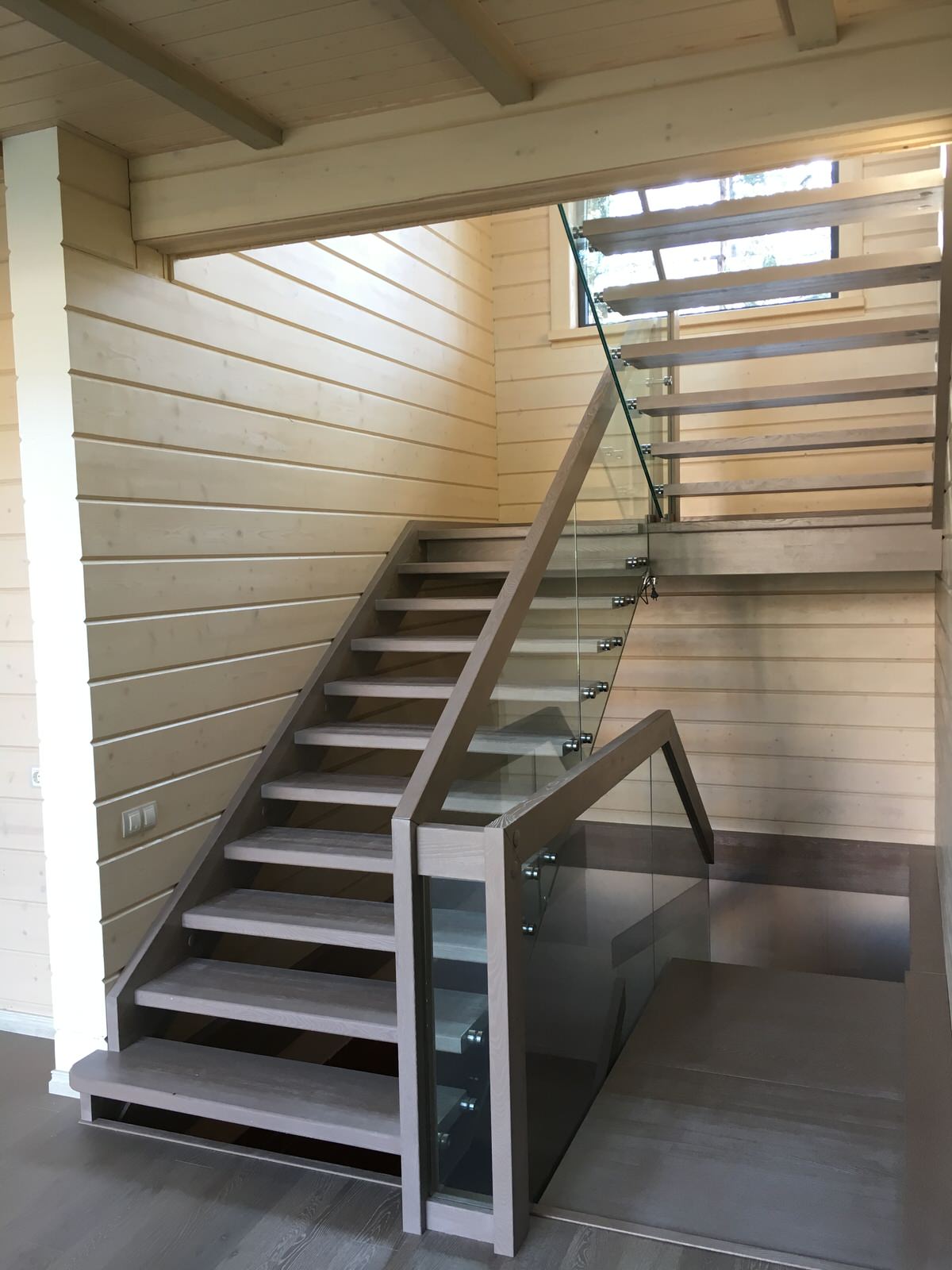 Лестница на несущем стекле