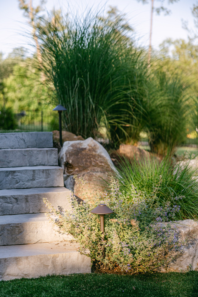 Inspiration for a transitional landscaping in Richmond.