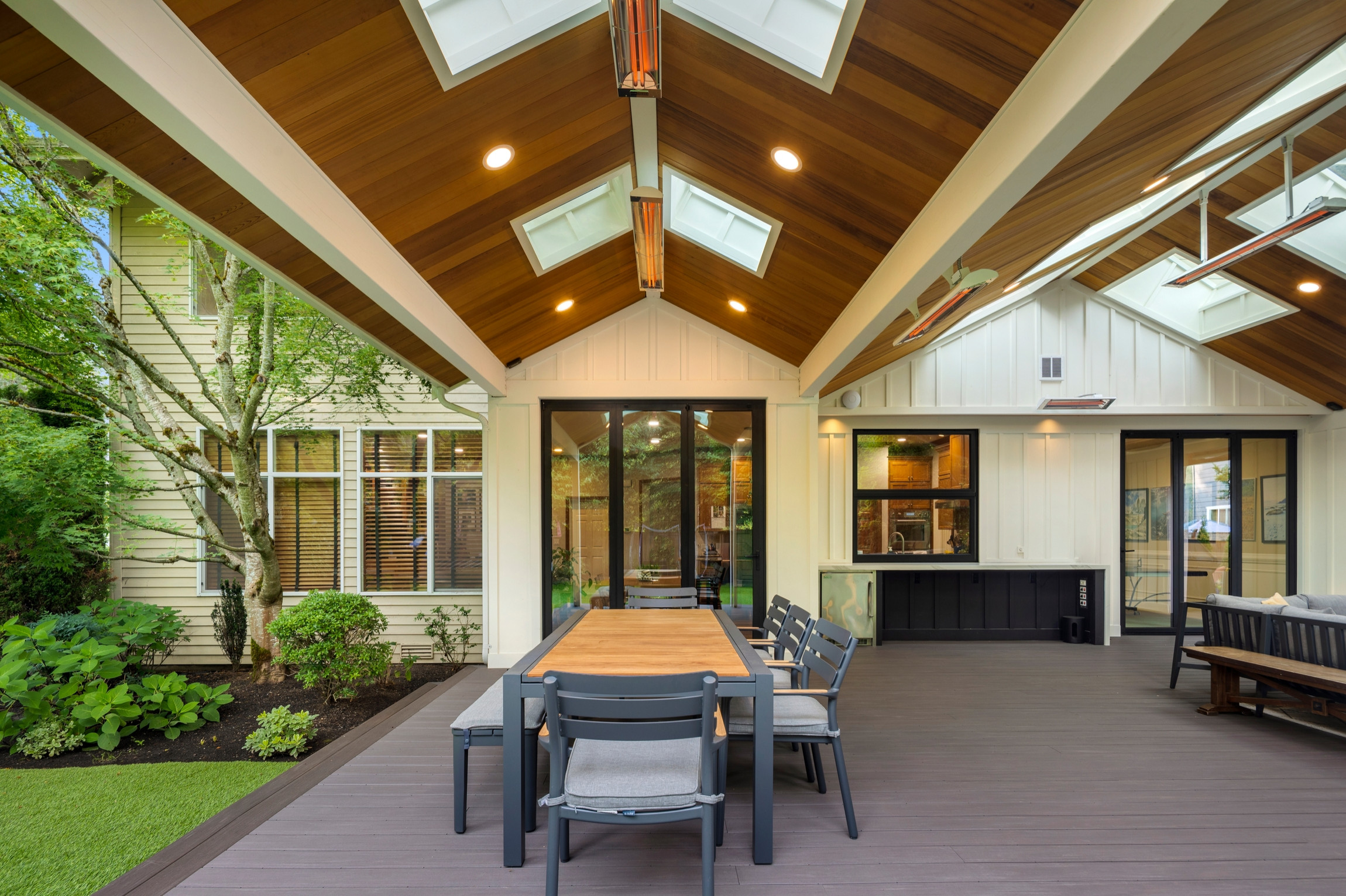 Sammamish Contemporary Outdoor Living