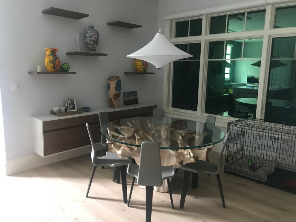 Dining room - transitional dining room idea in New York