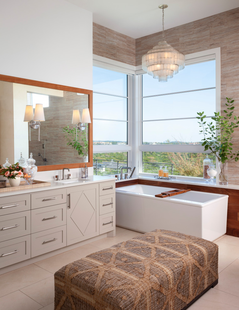 Foto de cuarto de baño principal y doble clásico renovado grande con puertas de armario grises, bañera esquinera, paredes blancas, suelo beige y encimeras blancas