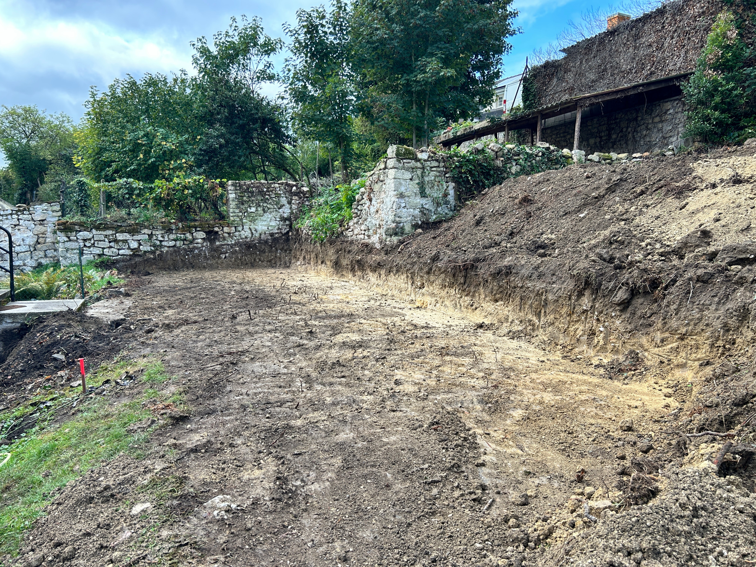 Un jardin en pente d'ambiance méditerranéenne