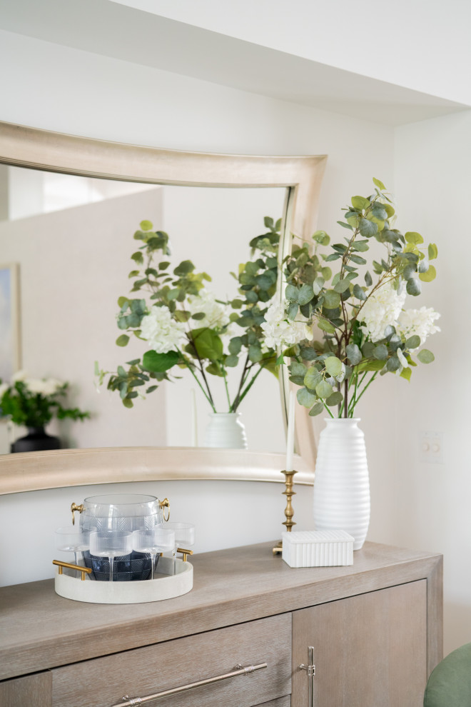 Example of a transitional home design design in Miami