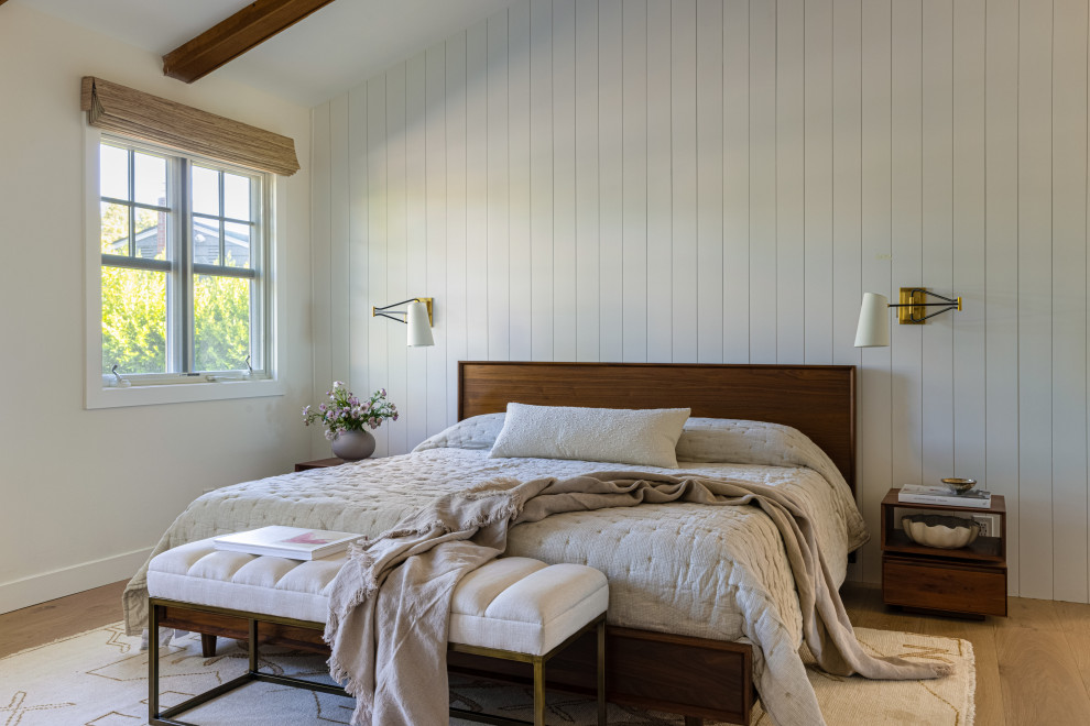 Foto de dormitorio principal campestre de tamaño medio con paredes blancas, suelo de madera clara y panelado