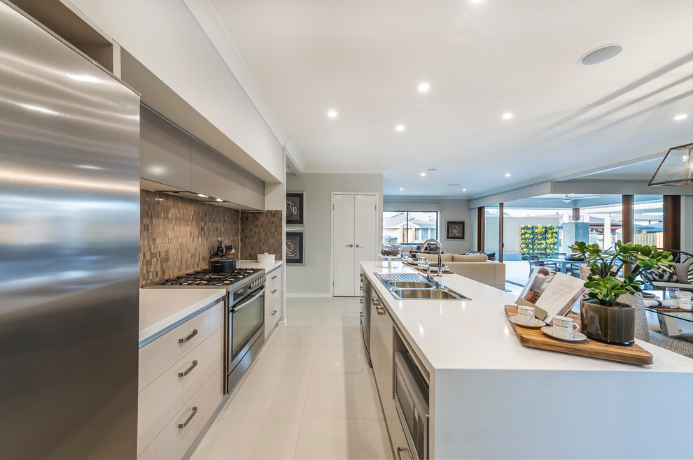Design ideas for a transitional kitchen in Brisbane.