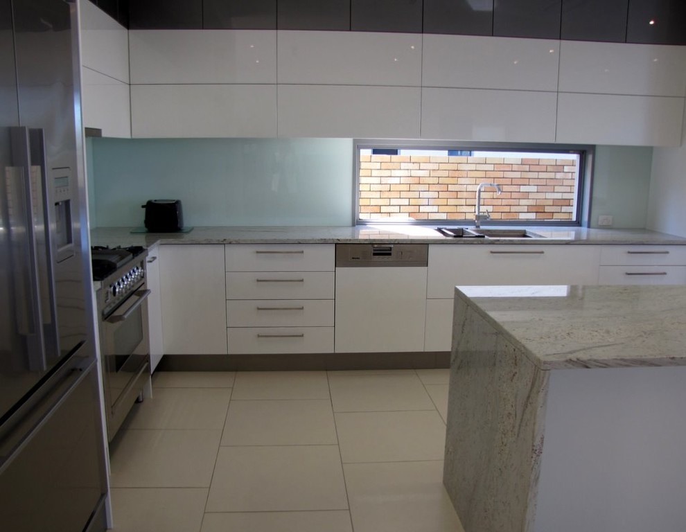 Photo of a large contemporary kitchen in Gold Coast - Tweed.