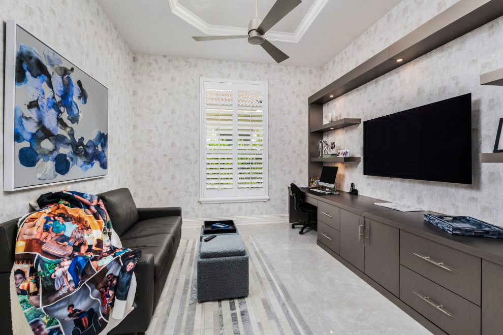 Diseño de despacho clásico renovado grande con paredes multicolor, suelo de mármol, escritorio empotrado, suelo gris, casetón y papel pintado
