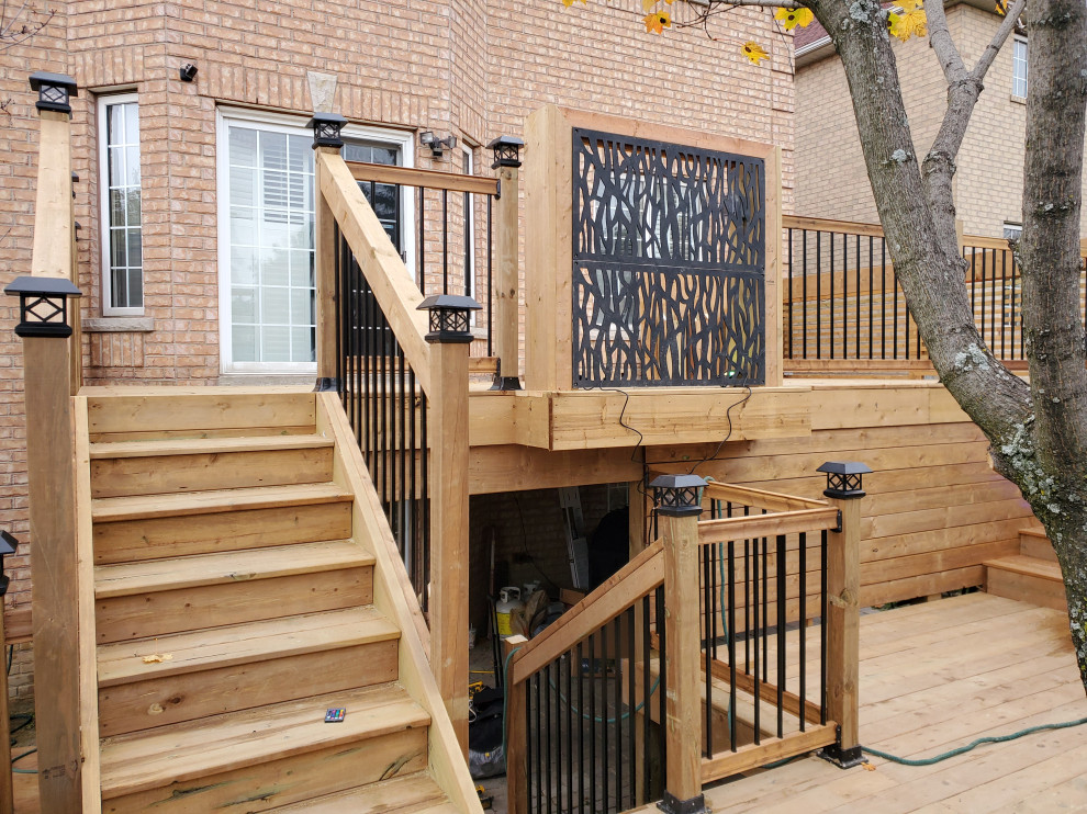 Inspiration for a transitional deck remodel in Toronto