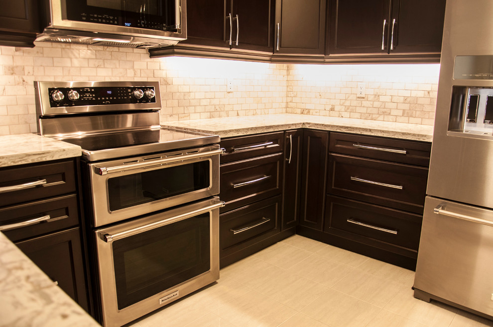 Transitional kitchen photo in Toronto