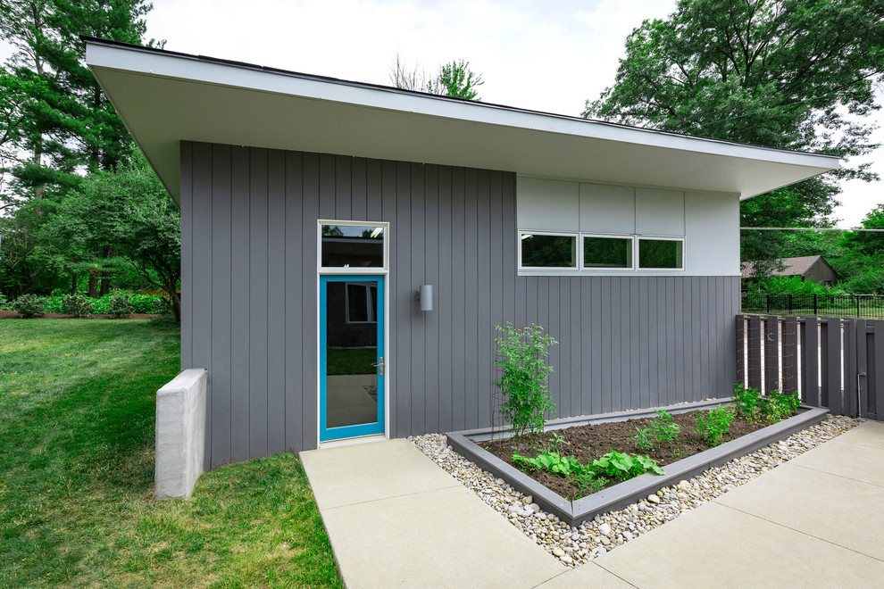 This is an example of a mid-sized midcentury detached two-car garage in Cincinnati.