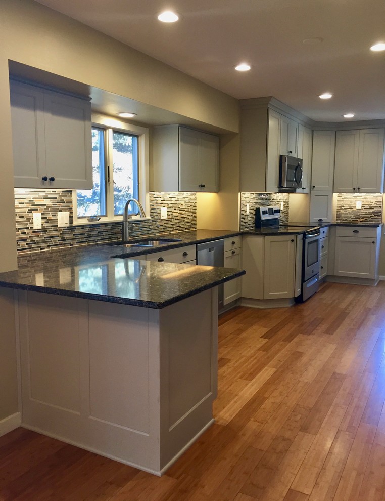 Large transitional kitchen photo