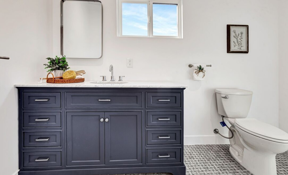 Idée de décoration pour une salle de bain design avec un placard avec porte à panneau encastré, des portes de placard bleues, un bidet, un mur blanc, un lavabo encastré, un plan de toilette en marbre, un sol gris, un plan de toilette blanc, meuble simple vasque et meuble-lavabo encastré.