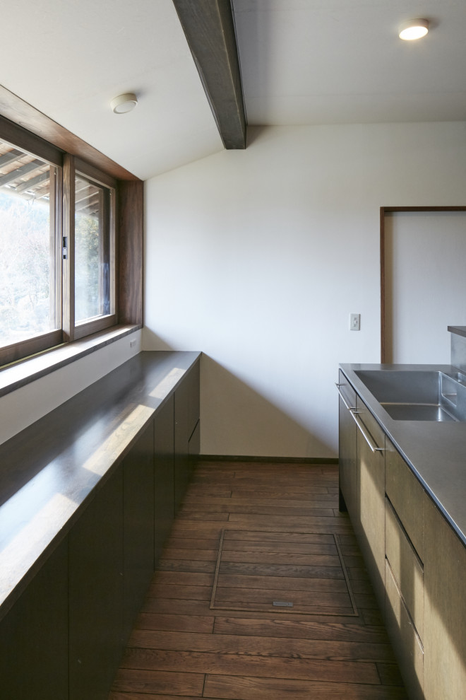 Idéer för att renovera ett stort kök, med en integrerad diskho, luckor med profilerade fronter, bruna skåp, bänkskiva i rostfritt stål, färgglada vitvaror, mörkt trägolv, en köksö och brunt golv