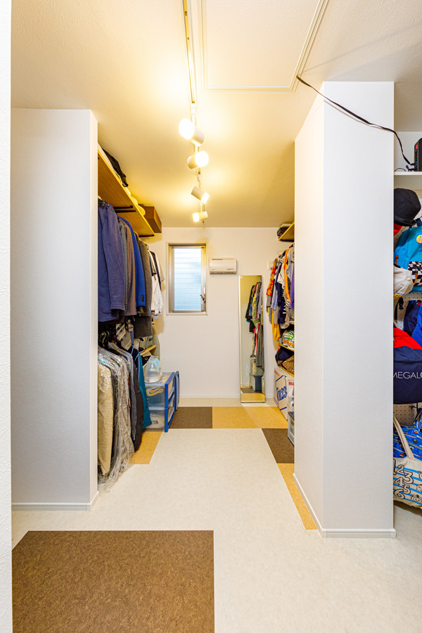 Design ideas for a storage and wardrobe in Tokyo.