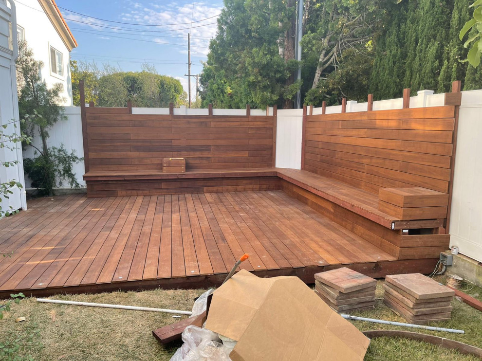 Design ideas for a traditional backyard and ground level deck in Los Angeles with with privacy feature.