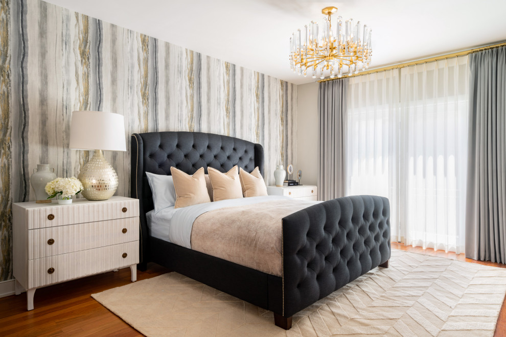 Großes Modernes Hauptschlafzimmer mit grauer Wandfarbe, braunem Holzboden und Tapetenwänden in Philadelphia