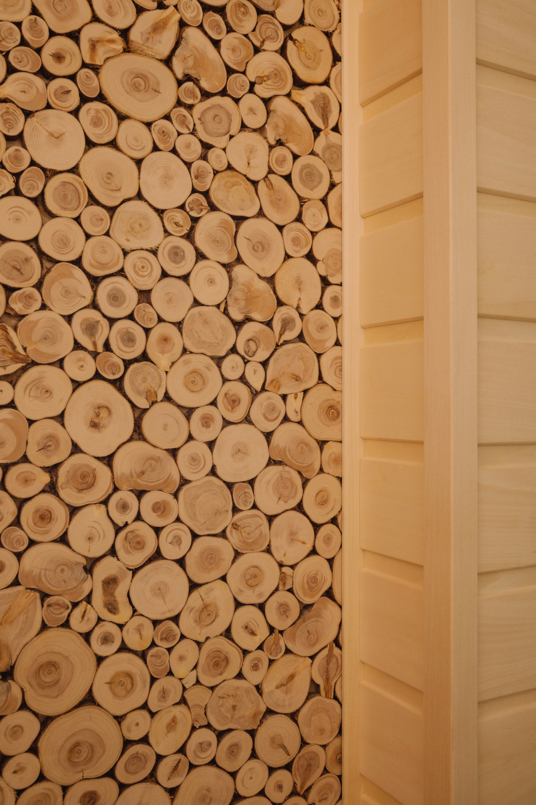 Можжевеловое панно в сауне.