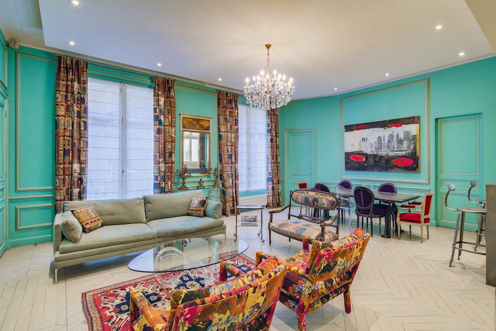 Cette image montre une salle de séjour bohème ouverte et de taille moyenne avec un bar de salon, un sol gris, un mur vert, aucune cheminée et aucun téléviseur.