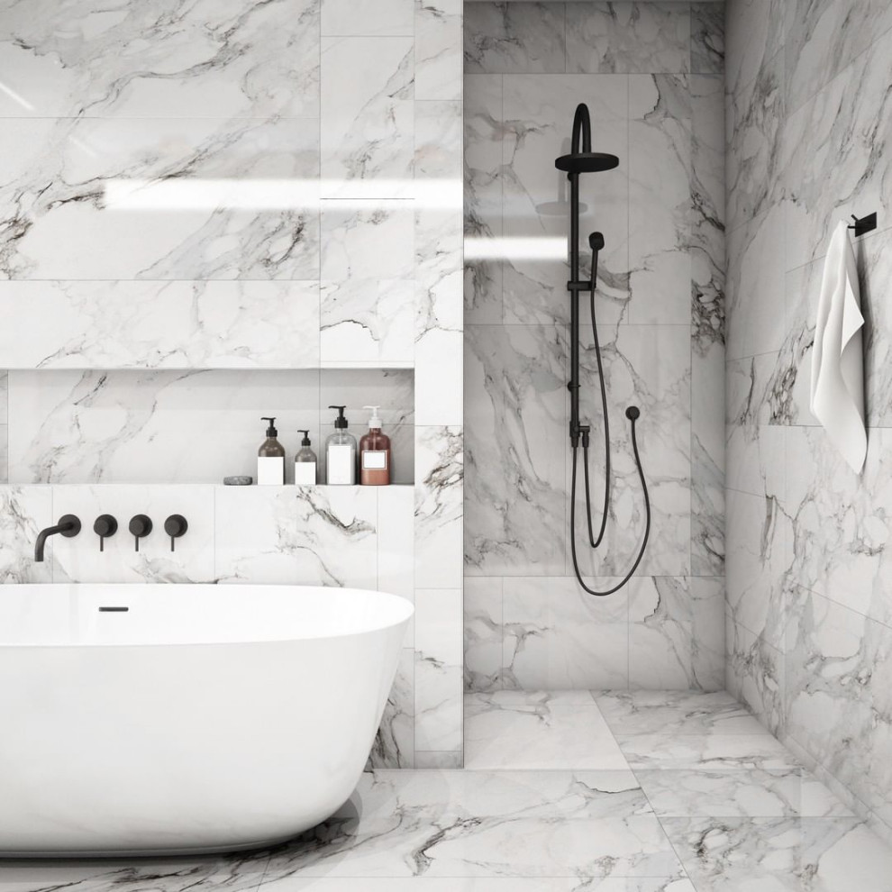 Exemple d'une très grande salle d'eau tendance avec une baignoire posée, une douche ouverte, un carrelage blanc, du carrelage en marbre, un mur blanc, un sol en marbre, un sol blanc et aucune cabine.