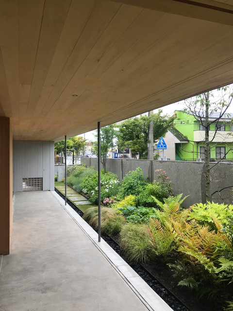 勝田の家 moderno-giardino