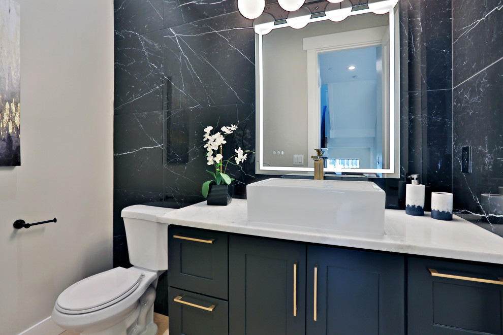 Modern inredning av ett litet vit vitt badrum med dusch, med skåp i shakerstil, svarta skåp, en toalettstol med separat cisternkåpa, svart och vit kakel, marmorkakel, ljust trägolv, ett fristående handfat och granitbänkskiva