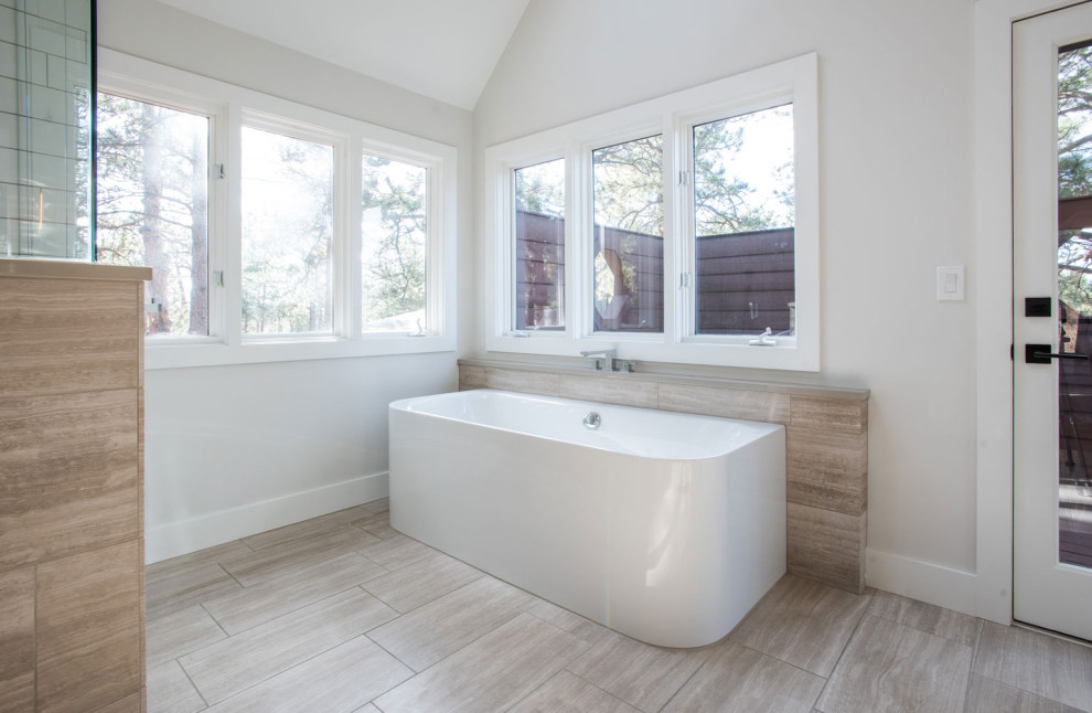 Esempio di una stanza da bagno padronale design di medie dimensioni con ante in stile shaker, ante in legno bruno, vasca da incasso, vasca/doccia, piastrelle bianche, piastrelle a mosaico, lavabo sottopiano e un lavabo