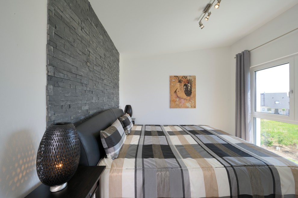 Hauptschlafzimmer ohne Kamin mit weißer Wandfarbe in Stuttgart