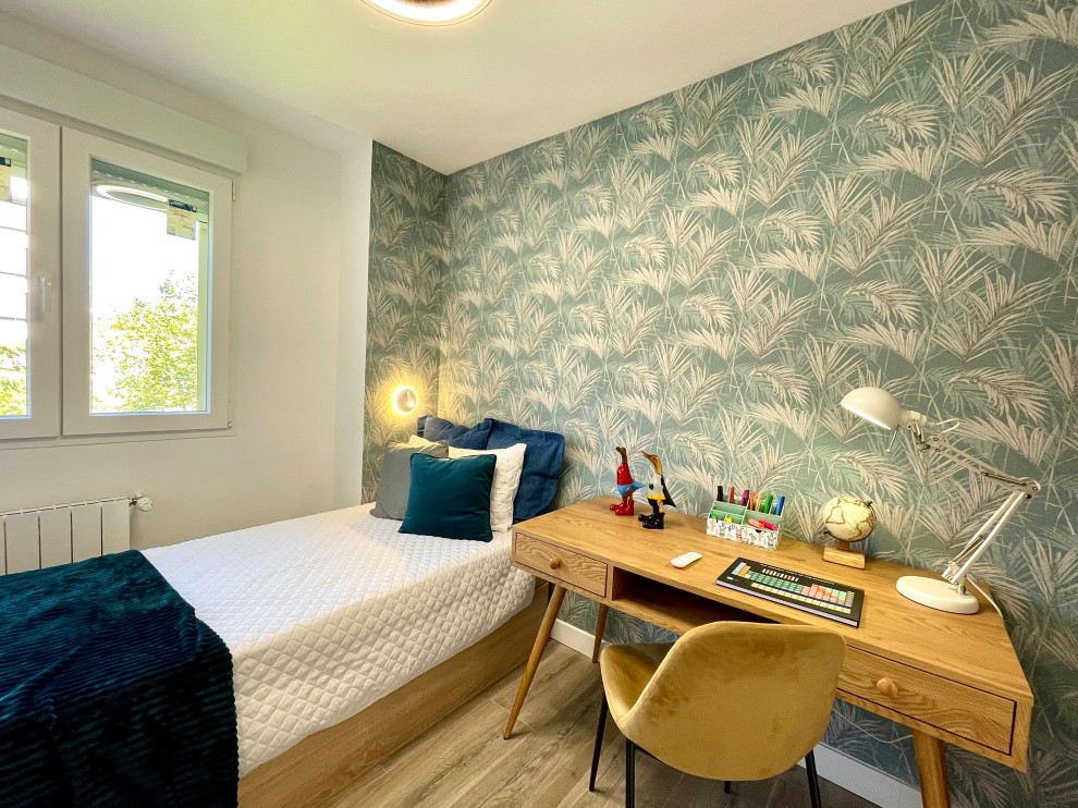 Diseño de dormitorio infantil de 4 a 10 años minimalista de tamaño medio con paredes azules, suelo de baldosas de porcelana, suelo beige, bandeja y papel pintado