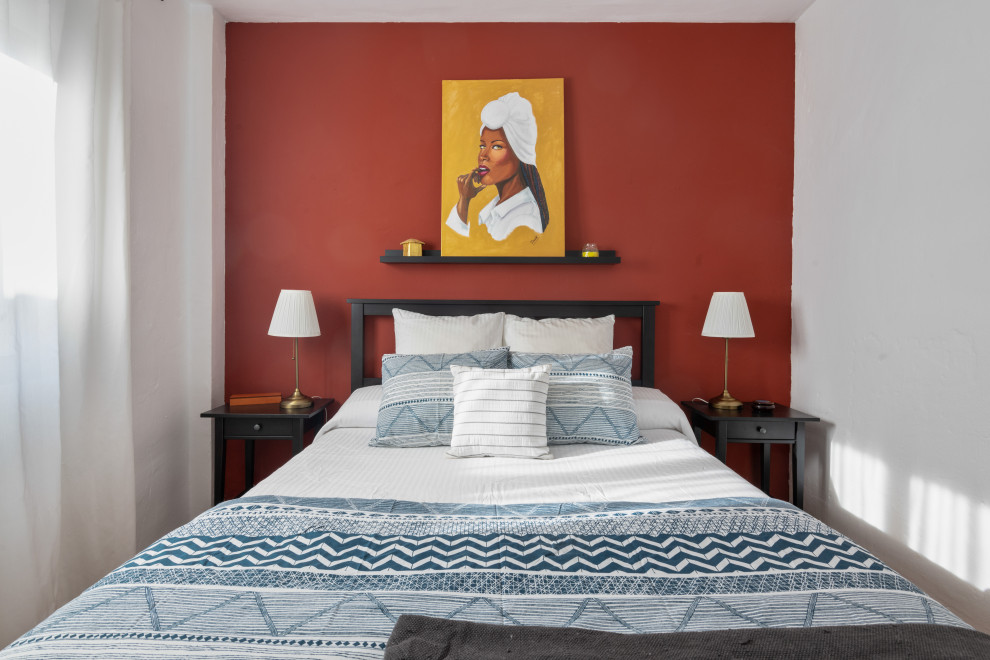 Ejemplo de dormitorio principal clásico renovado de tamaño medio con paredes rojas