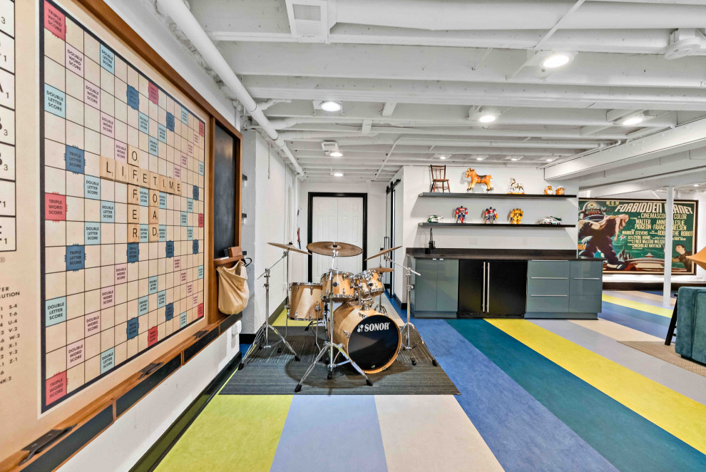 Cette image montre un sous-sol design avec un mur blanc, un sol multicolore et poutres apparentes.