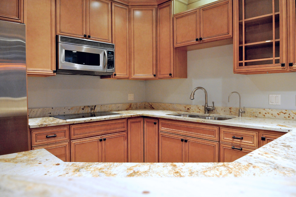 Kitchen - transitional kitchen idea in Chicago
