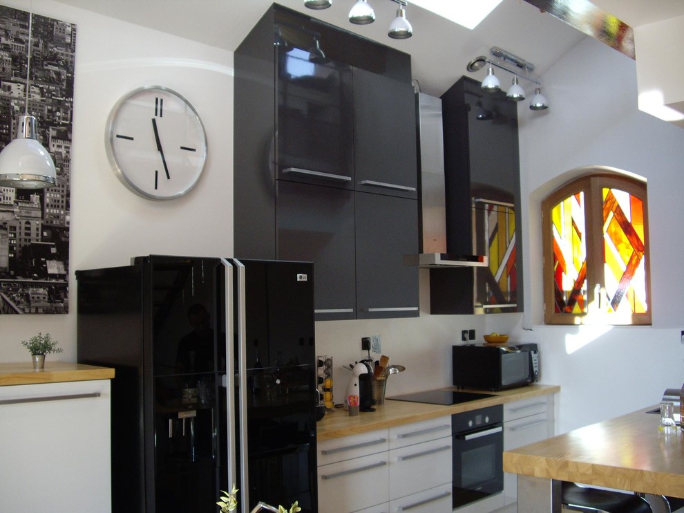 This is an example of a contemporary kitchen in Grenoble.