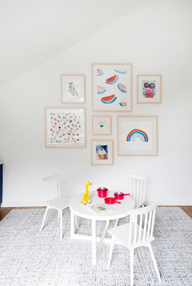 Inredning av ett klassiskt mellanstort barnrum kombinerat med lekrum, med vita väggar, heltäckningsmatta och blått golv