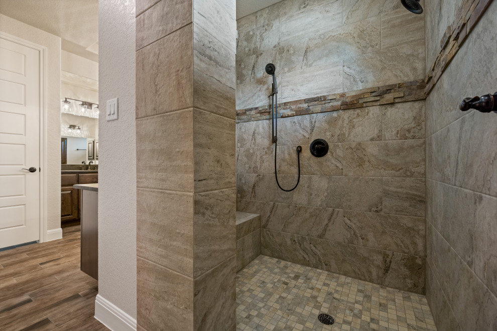 Bild på ett rustikt badrum, med skåp i mörkt trä, ett platsbyggt badkar, en öppen dusch, mosaik, beige väggar, klinkergolv i småsten, ett undermonterad handfat och med dusch som är öppen
